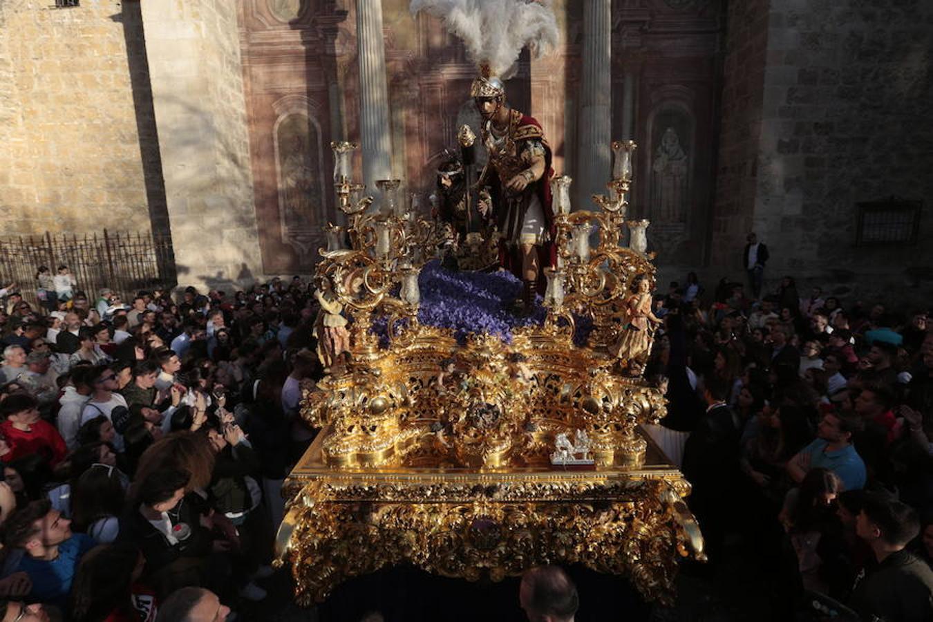 El blanco y el morado rinden tributo a Nuestro Padre Jesús de las Tres Caídas y Nuestra Señora del Rosario