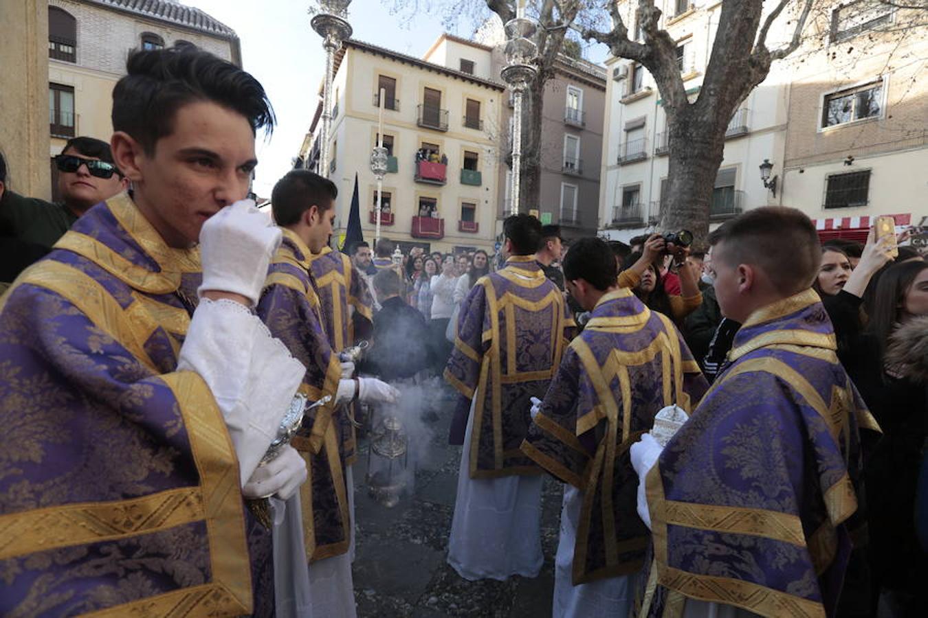 El blanco y el morado rinden tributo a Nuestro Padre Jesús de las Tres Caídas y Nuestra Señora del Rosario