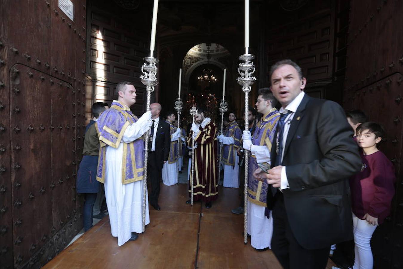 El blanco y el morado rinden tributo a Nuestro Padre Jesús de las Tres Caídas y Nuestra Señora del Rosario