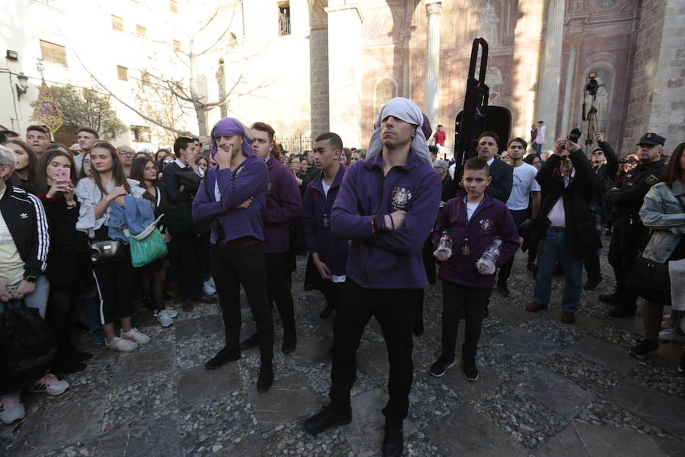 El blanco y el morado rinden tributo a Nuestro Padre Jesús de las Tres Caídas y Nuestra Señora del Rosario