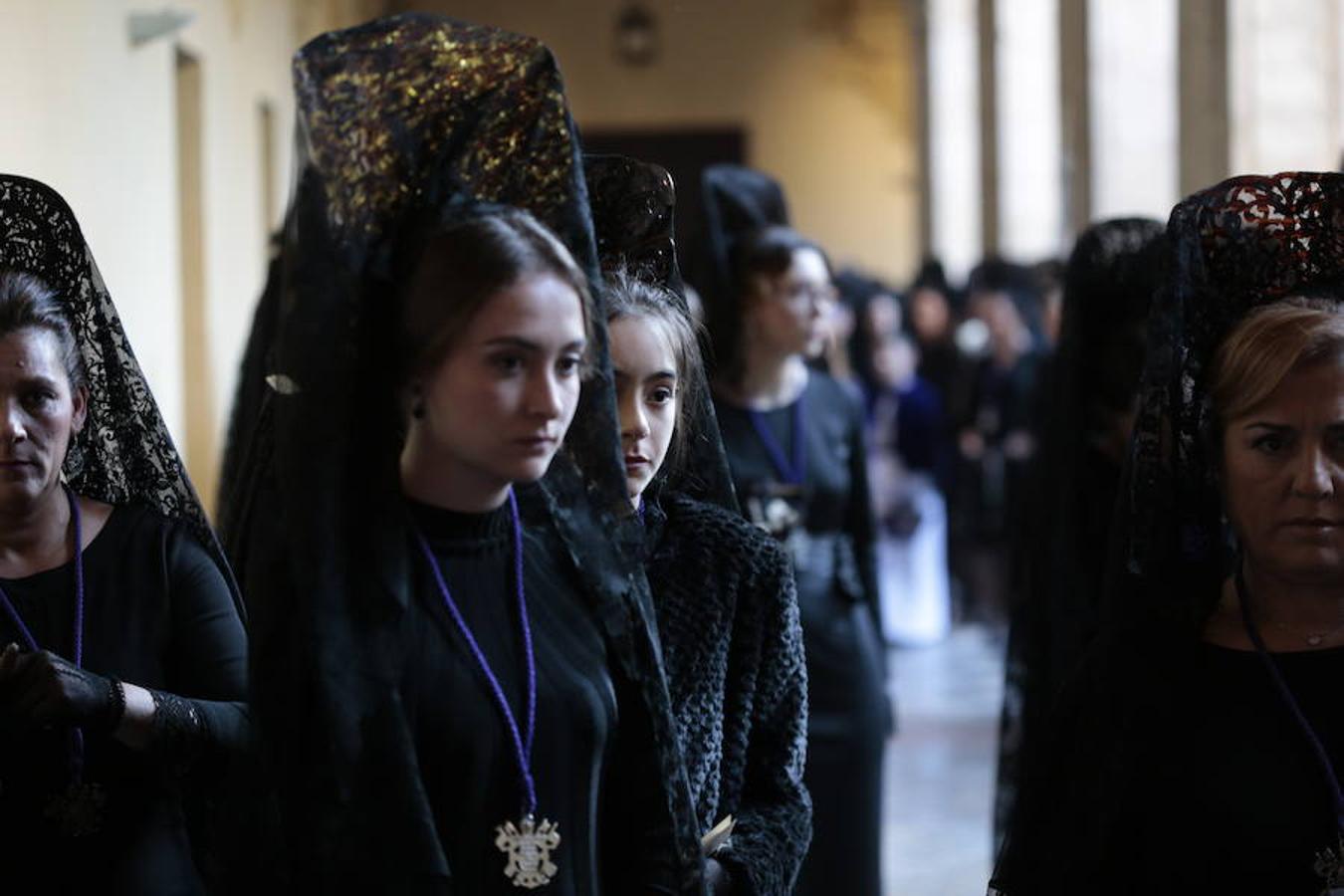 El blanco y el morado rinden tributo a Nuestro Padre Jesús de las Tres Caídas y Nuestra Señora del Rosario