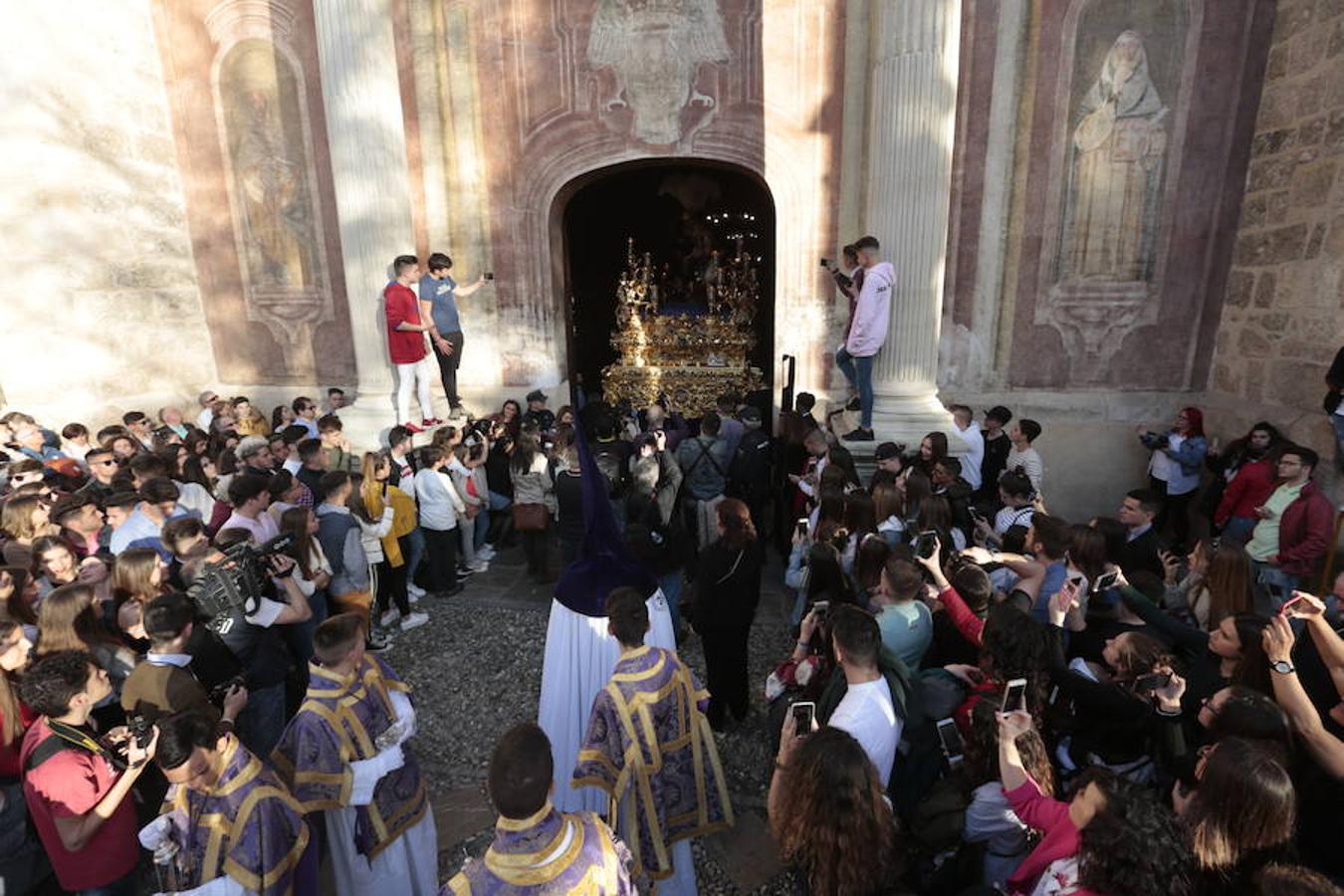 El blanco y el morado rinden tributo a Nuestro Padre Jesús de las Tres Caídas y Nuestra Señora del Rosario