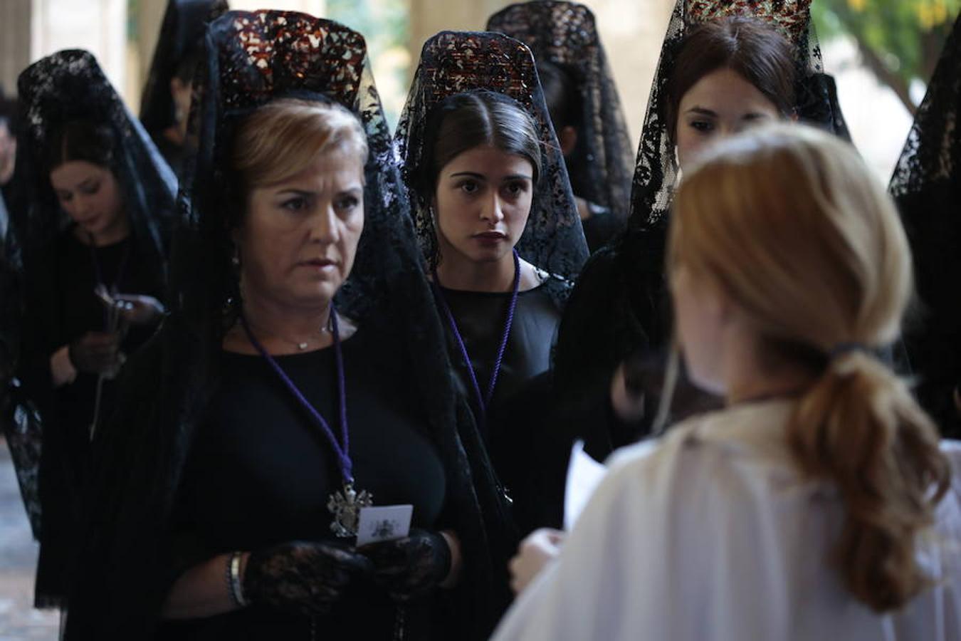 El blanco y el morado rinden tributo a Nuestro Padre Jesús de las Tres Caídas y Nuestra Señora del Rosario