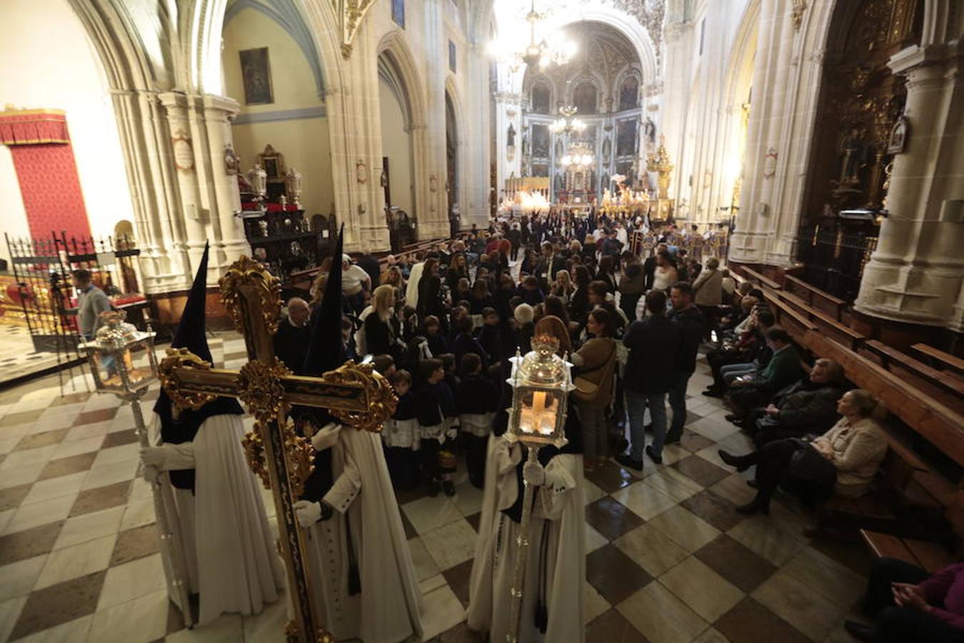 El blanco y el morado rinden tributo a Nuestro Padre Jesús de las Tres Caídas y Nuestra Señora del Rosario