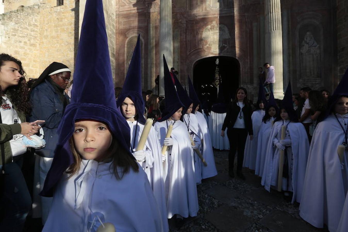 El blanco y el morado rinden tributo a Nuestro Padre Jesús de las Tres Caídas y Nuestra Señora del Rosario