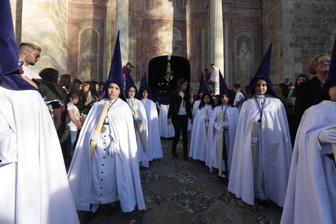 El blanco y el morado rinden tributo a Nuestro Padre Jesús de las Tres Caídas y Nuestra Señora del Rosario