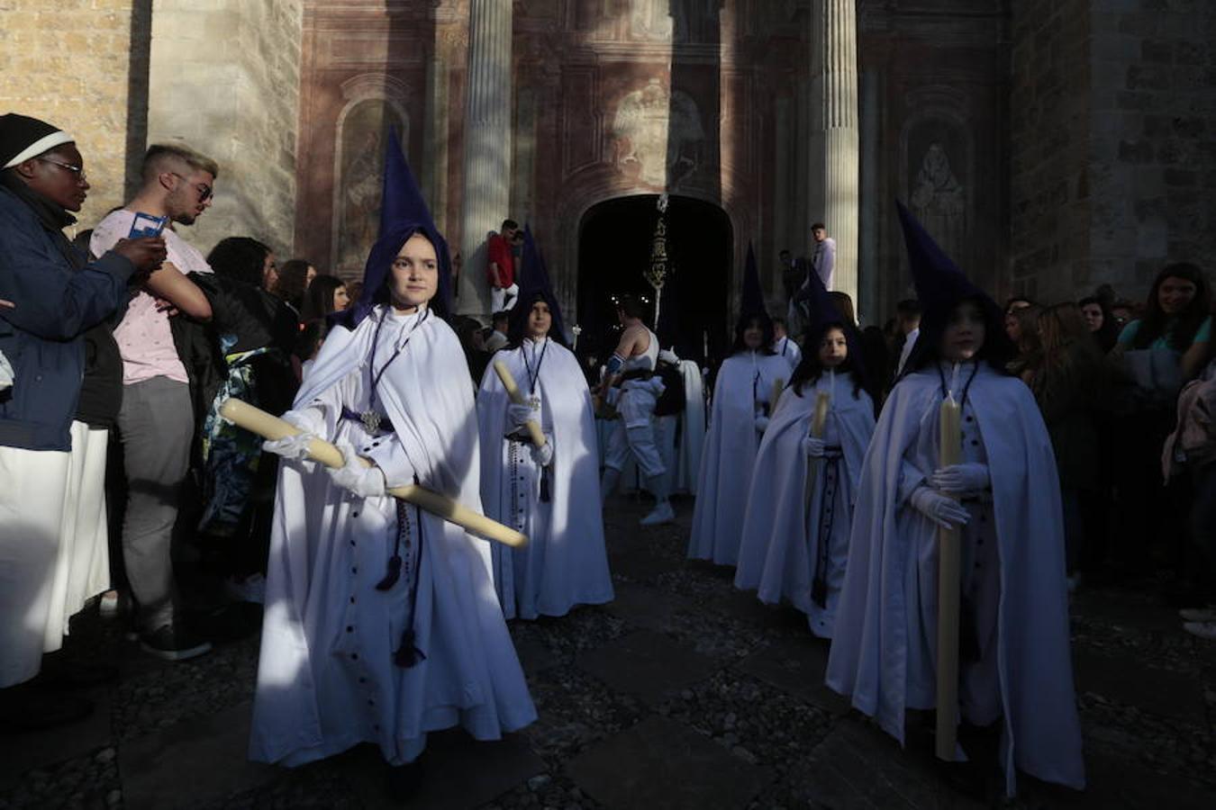 El blanco y el morado rinden tributo a Nuestro Padre Jesús de las Tres Caídas y Nuestra Señora del Rosario