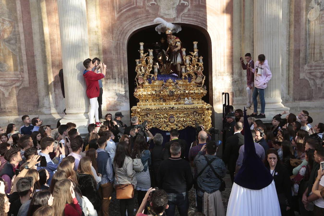 El blanco y el morado rinden tributo a Nuestro Padre Jesús de las Tres Caídas y Nuestra Señora del Rosario