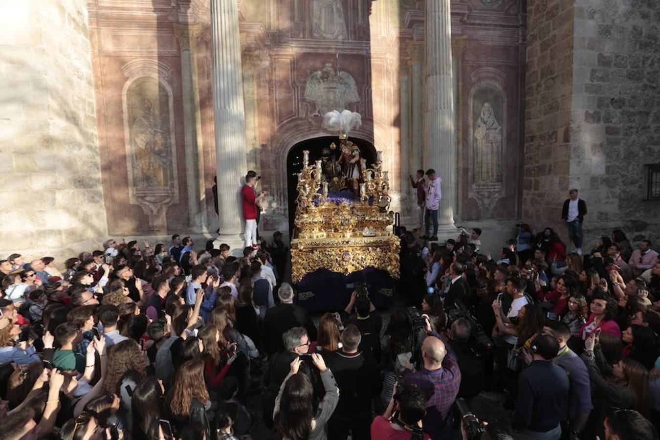 El blanco y el morado rinden tributo a Nuestro Padre Jesús de las Tres Caídas y Nuestra Señora del Rosario