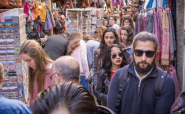 La Alcaicería, lugar de paso para miles de turistas en estos días de Semana Santa. 