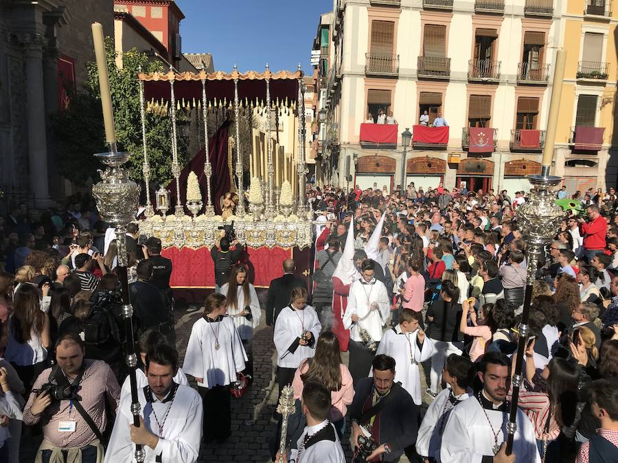 Nuestro Señor de la Meditación y María Santísima de los Remedios desfilan desde la plaza de la Universidad dejando bellas estampas por las zonas más céntricas de Granada