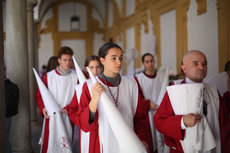 Nuestro Señor de la Meditación y María Santísima de los Remedios desfilan desde la plaza de la Universidad dejando bellas estampas por las zonas más céntricas de Granada