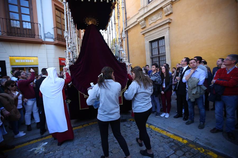 Nuestro Señor de la Meditación y María Santísima de los Remedios desfilan desde la plaza de la Universidad dejando bellas estampas por las zonas más céntricas de Granada