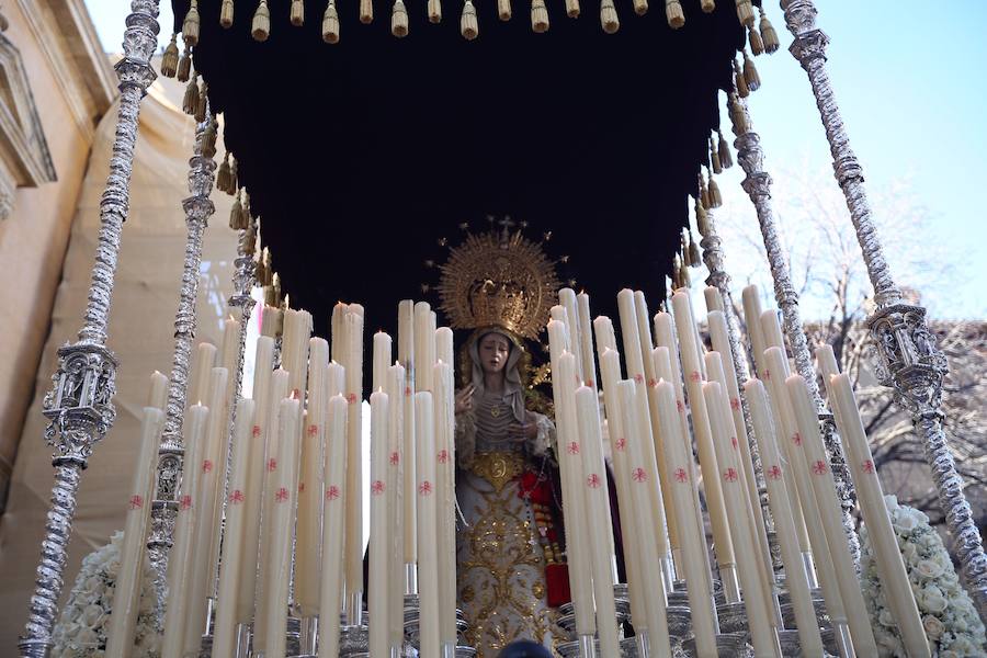 Nuestro Señor de la Meditación y María Santísima de los Remedios desfilan desde la plaza de la Universidad dejando bellas estampas por las zonas más céntricas de Granada