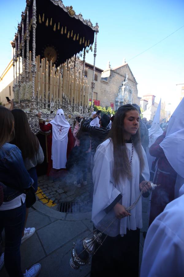 Nuestro Señor de la Meditación y María Santísima de los Remedios desfilan desde la plaza de la Universidad dejando bellas estampas por las zonas más céntricas de Granada