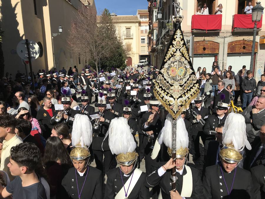 Nuestro Señor de la Meditación y María Santísima de los Remedios desfilan desde la plaza de la Universidad dejando bellas estampas por las zonas más céntricas de Granada