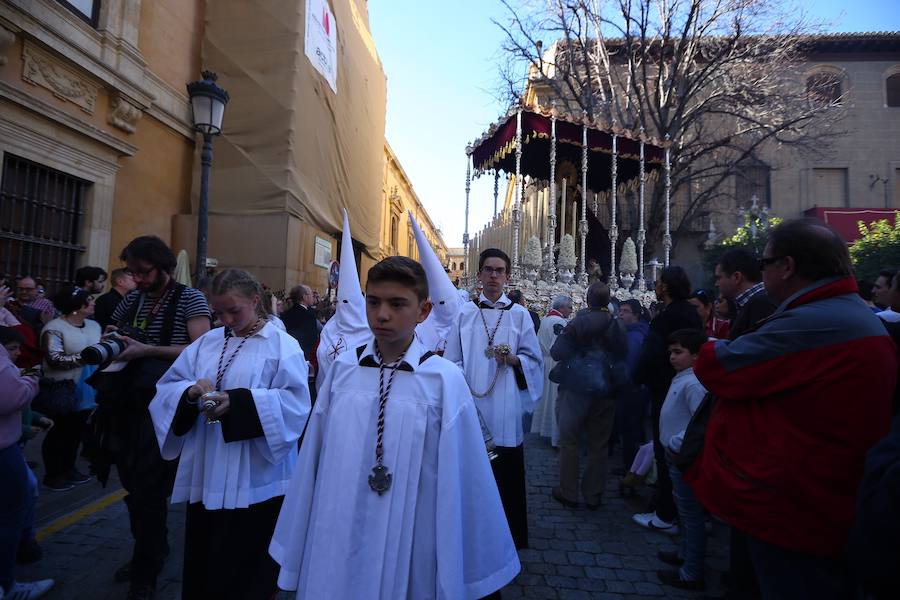 Nuestro Señor de la Meditación y María Santísima de los Remedios desfilan desde la plaza de la Universidad dejando bellas estampas por las zonas más céntricas de Granada