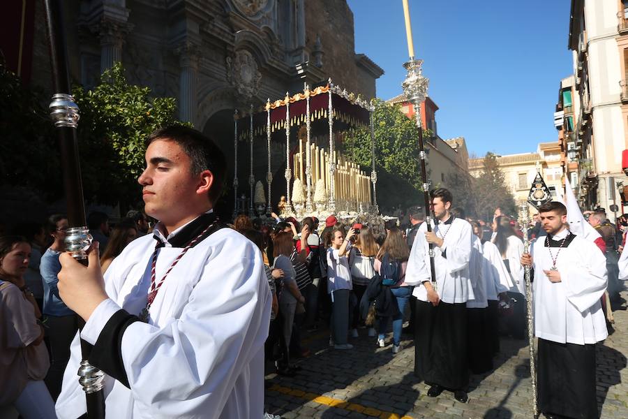 Nuestro Señor de la Meditación y María Santísima de los Remedios desfilan desde la plaza de la Universidad dejando bellas estampas por las zonas más céntricas de Granada