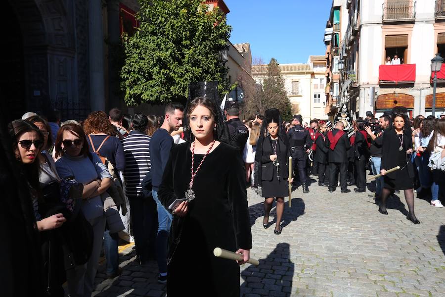 Nuestro Señor de la Meditación y María Santísima de los Remedios desfilan desde la plaza de la Universidad dejando bellas estampas por las zonas más céntricas de Granada