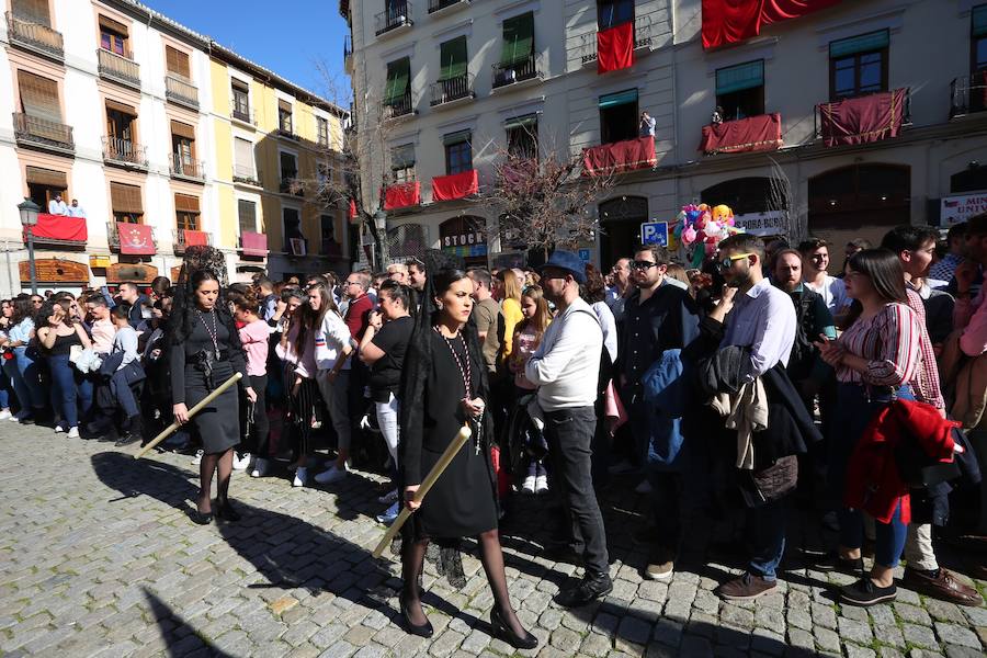 Nuestro Señor de la Meditación y María Santísima de los Remedios desfilan desde la plaza de la Universidad dejando bellas estampas por las zonas más céntricas de Granada