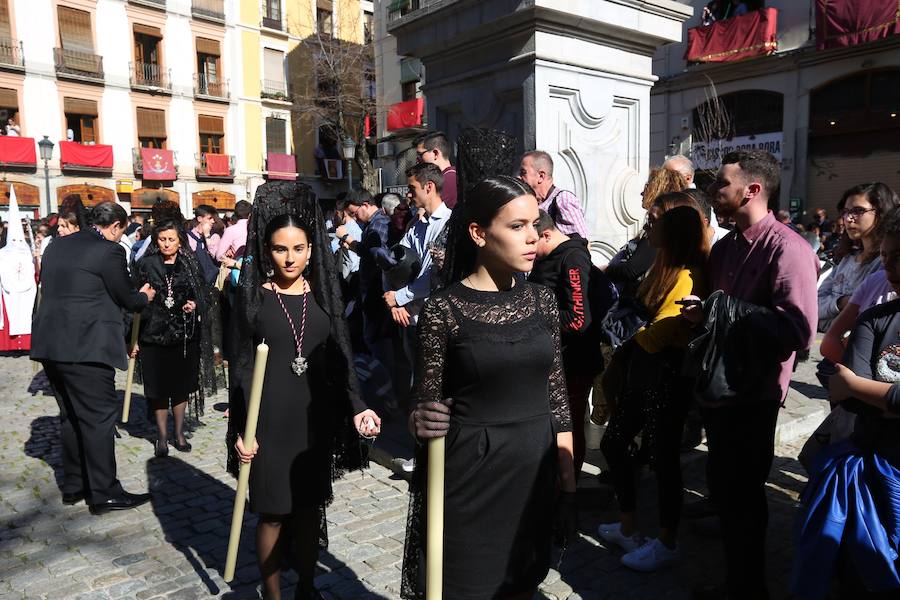 Nuestro Señor de la Meditación y María Santísima de los Remedios desfilan desde la plaza de la Universidad dejando bellas estampas por las zonas más céntricas de Granada