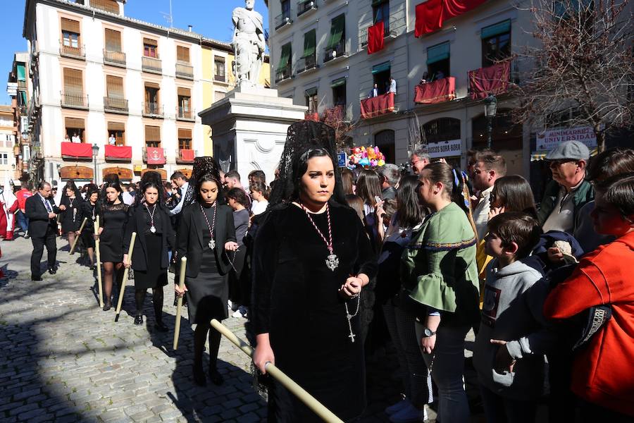 Nuestro Señor de la Meditación y María Santísima de los Remedios desfilan desde la plaza de la Universidad dejando bellas estampas por las zonas más céntricas de Granada