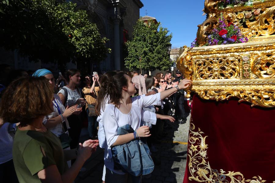 Nuestro Señor de la Meditación y María Santísima de los Remedios desfilan desde la plaza de la Universidad dejando bellas estampas por las zonas más céntricas de Granada