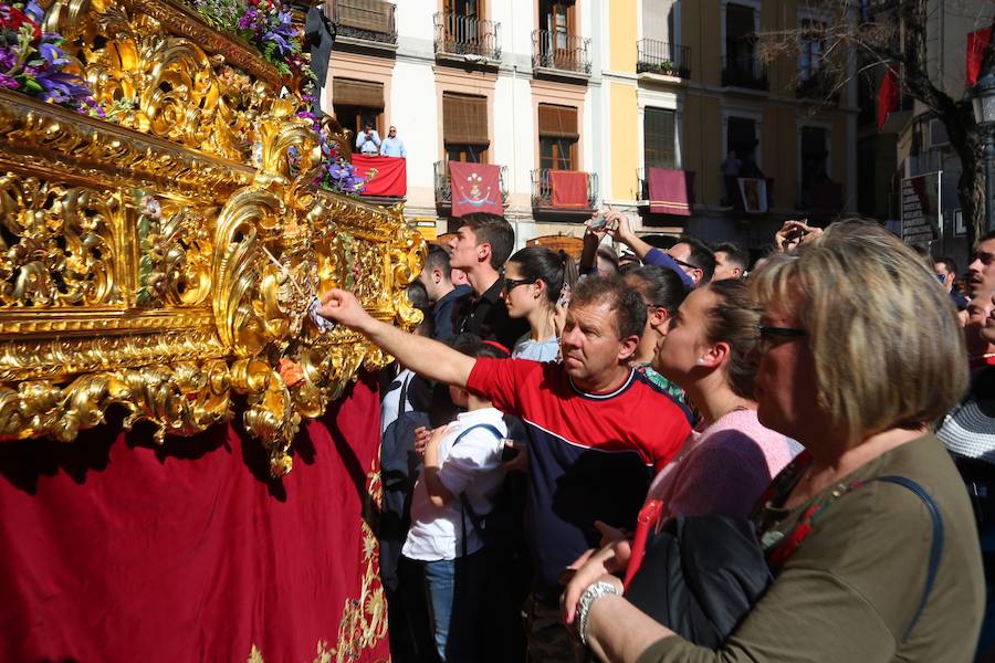 Nuestro Señor de la Meditación y María Santísima de los Remedios desfilan desde la plaza de la Universidad dejando bellas estampas por las zonas más céntricas de Granada