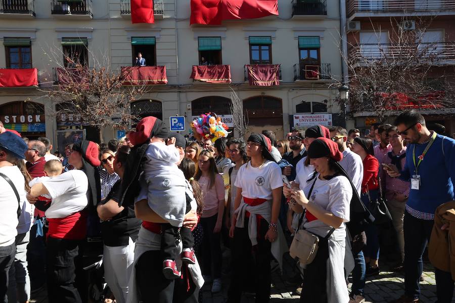 Nuestro Señor de la Meditación y María Santísima de los Remedios desfilan desde la plaza de la Universidad dejando bellas estampas por las zonas más céntricas de Granada