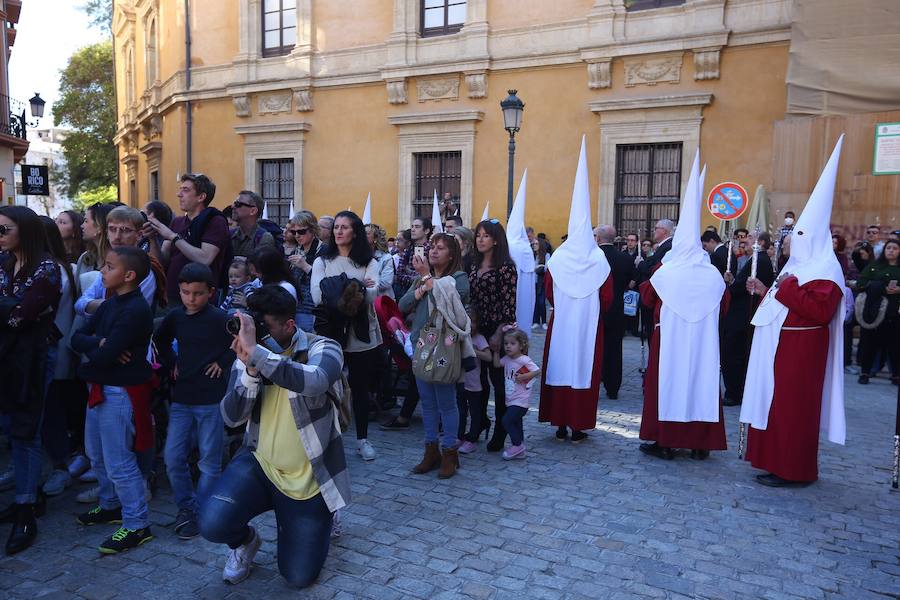 Nuestro Señor de la Meditación y María Santísima de los Remedios desfilan desde la plaza de la Universidad dejando bellas estampas por las zonas más céntricas de Granada