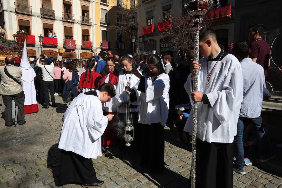 Nuestro Señor de la Meditación y María Santísima de los Remedios desfilan desde la plaza de la Universidad dejando bellas estampas por las zonas más céntricas de Granada