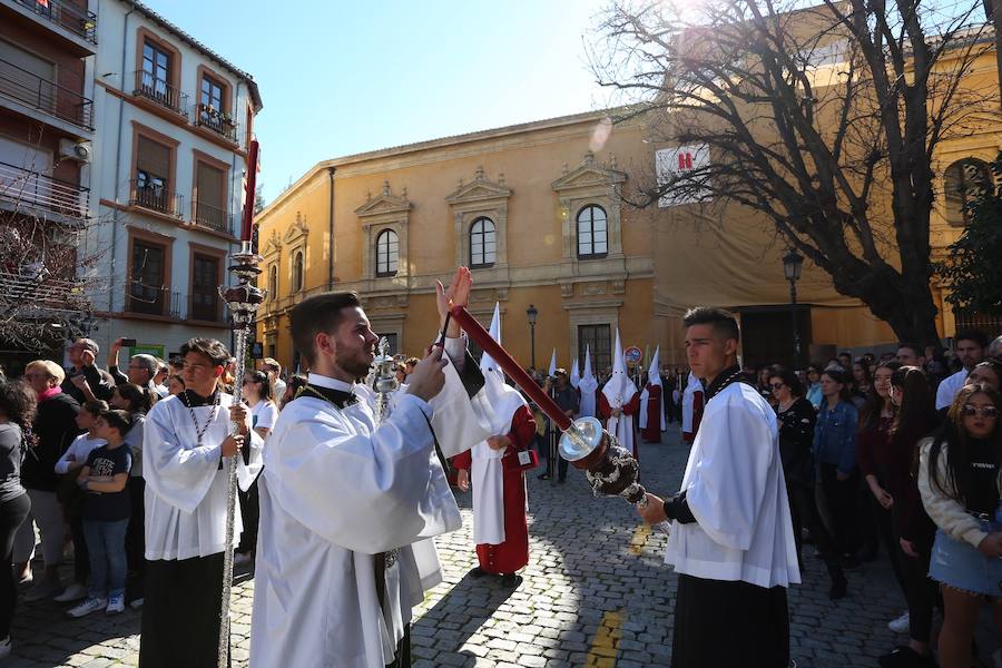 Nuestro Señor de la Meditación y María Santísima de los Remedios desfilan desde la plaza de la Universidad dejando bellas estampas por las zonas más céntricas de Granada