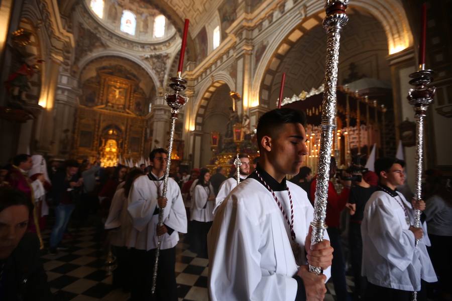 Nuestro Señor de la Meditación y María Santísima de los Remedios desfilan desde la plaza de la Universidad dejando bellas estampas por las zonas más céntricas de Granada