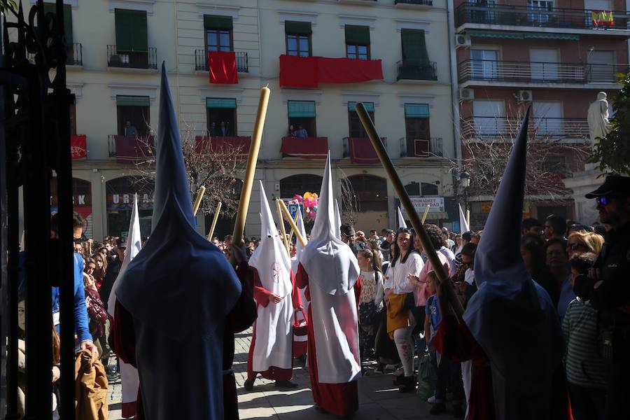 Nuestro Señor de la Meditación y María Santísima de los Remedios desfilan desde la plaza de la Universidad dejando bellas estampas por las zonas más céntricas de Granada