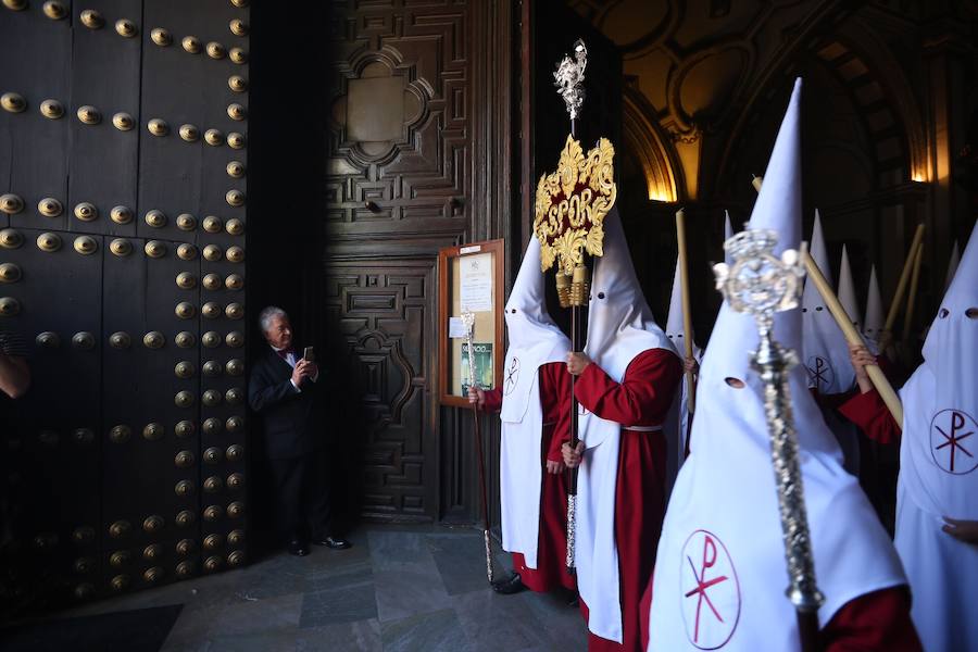 Nuestro Señor de la Meditación y María Santísima de los Remedios desfilan desde la plaza de la Universidad dejando bellas estampas por las zonas más céntricas de Granada