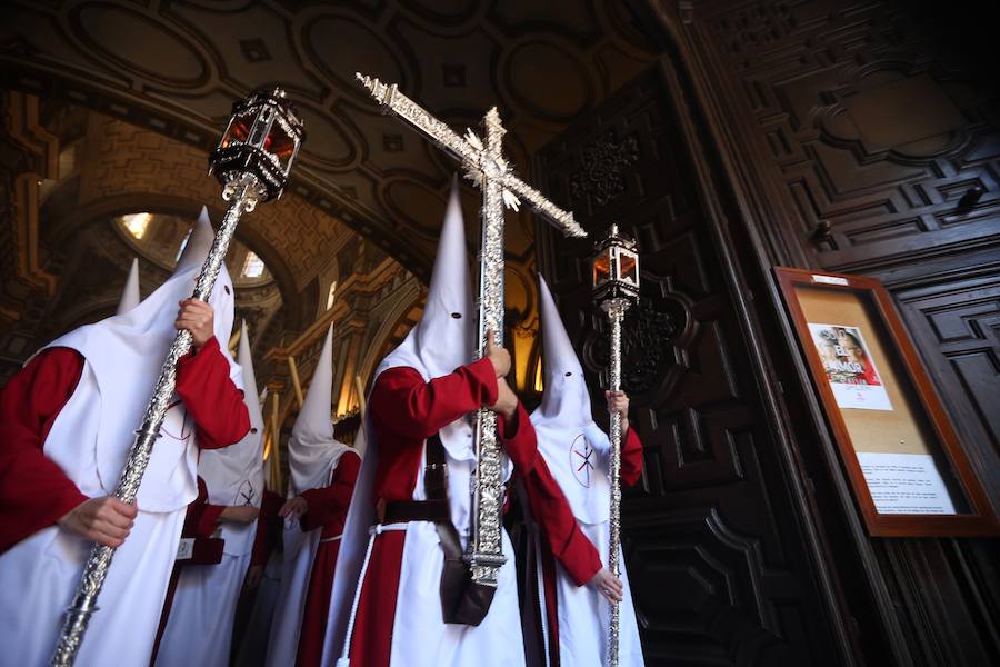 Nuestro Señor de la Meditación y María Santísima de los Remedios desfilan desde la plaza de la Universidad dejando bellas estampas por las zonas más céntricas de Granada