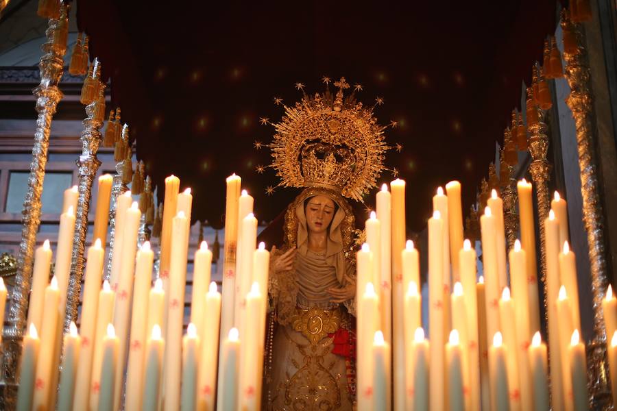 Nuestro Señor de la Meditación y María Santísima de los Remedios desfilan desde la plaza de la Universidad dejando bellas estampas por las zonas más céntricas de Granada