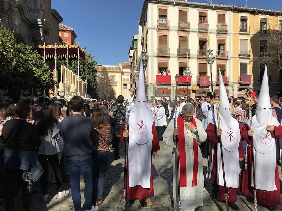 Nuestro Señor de la Meditación y María Santísima de los Remedios desfilan desde la plaza de la Universidad dejando bellas estampas por las zonas más céntricas de Granada