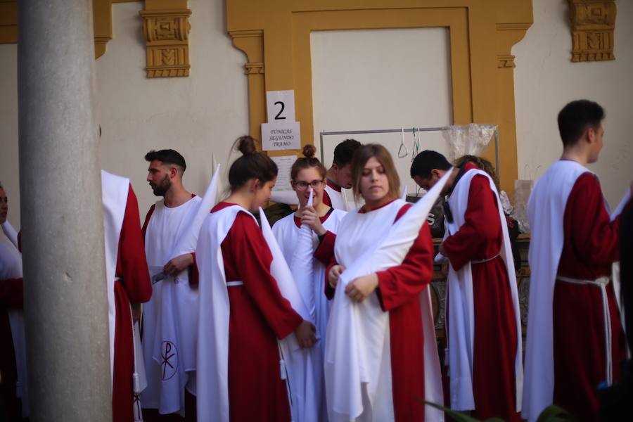 Nuestro Señor de la Meditación y María Santísima de los Remedios desfilan desde la plaza de la Universidad dejando bellas estampas por las zonas más céntricas de Granada