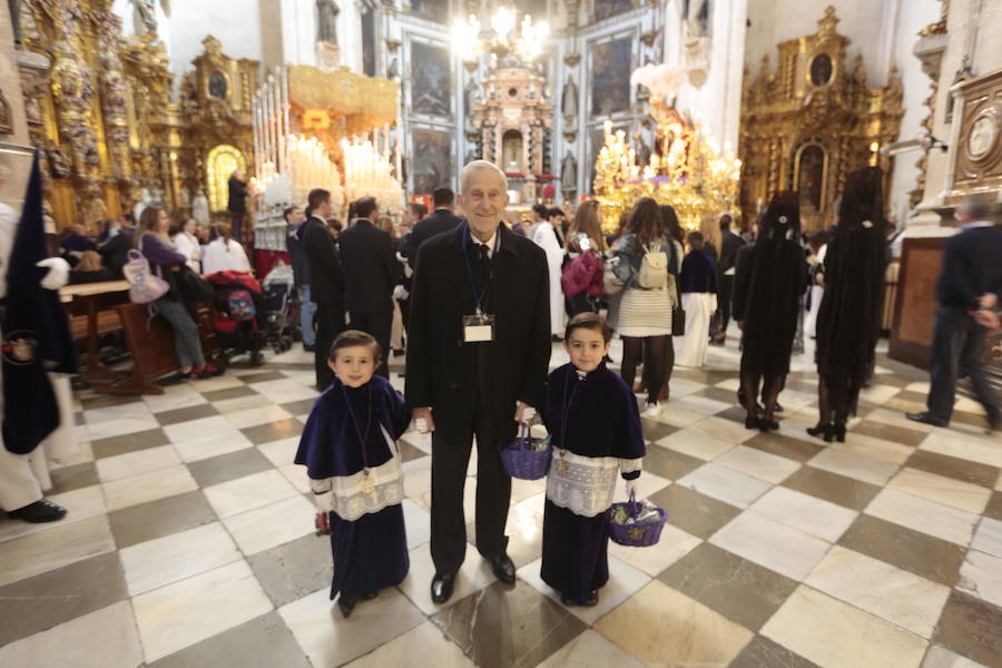 El blanco y el morado rinden tributo a Nuestro Padre Jesús de las Tres Caídas y Nuestra Señora del Rosario