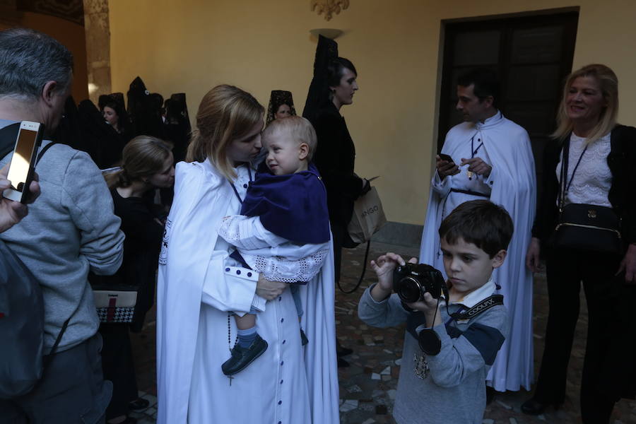 El blanco y el morado rinden tributo a Nuestro Padre Jesús de las Tres Caídas y Nuestra Señora del Rosario