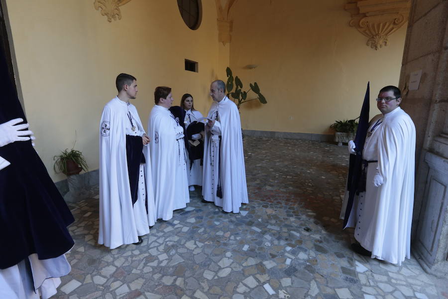 El blanco y el morado rinden tributo a Nuestro Padre Jesús de las Tres Caídas y Nuestra Señora del Rosario