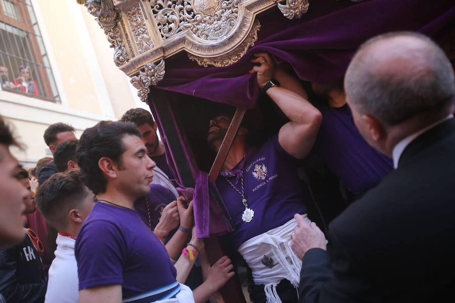 Miles de devotos se agolpan para ver a Nuestro Padre Jesús de la Paciencia y María Santísima de las Penas 