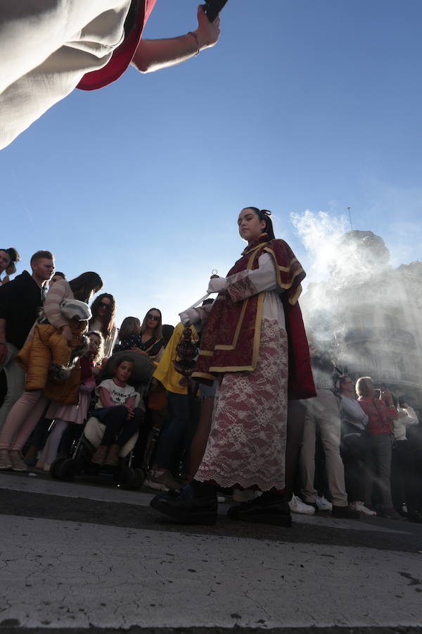 El Cristo del Consuelo y María Santísima del Sacromonte atraviesan la ciudad para llegar al Sacromonte entre hogueras y cantes