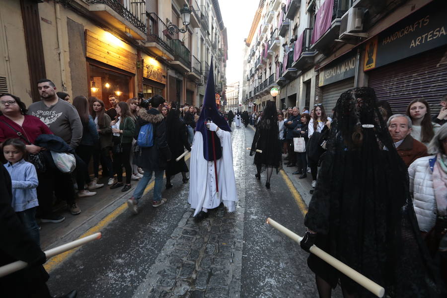 El blanco y el morado rinden tributo a Nuestro Padre Jesús de las Tres Caídas y Nuestra Señora del Rosario