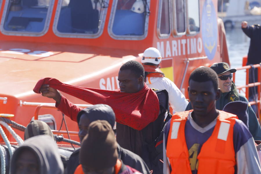 Salvamento Marítimo ha rescatado a 34 personas que viajaban en una patera.