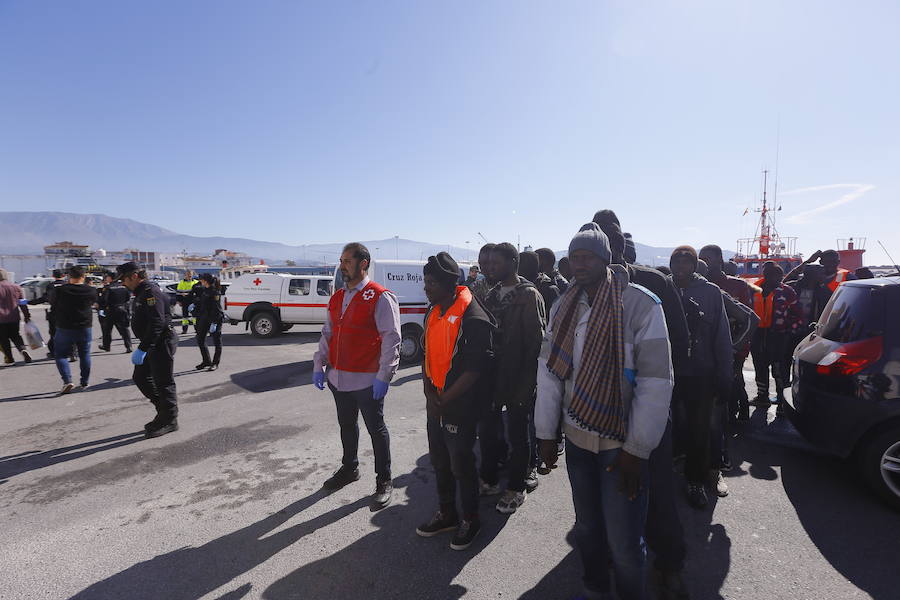 Salvamento Marítimo ha rescatado a 34 personas que viajaban en una patera.