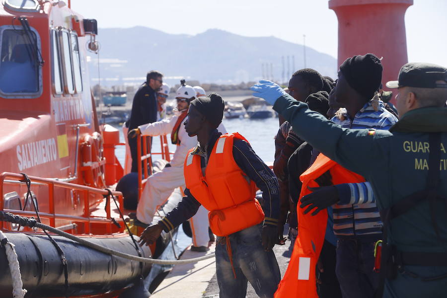 Salvamento Marítimo ha rescatado a 34 personas que viajaban en una patera.