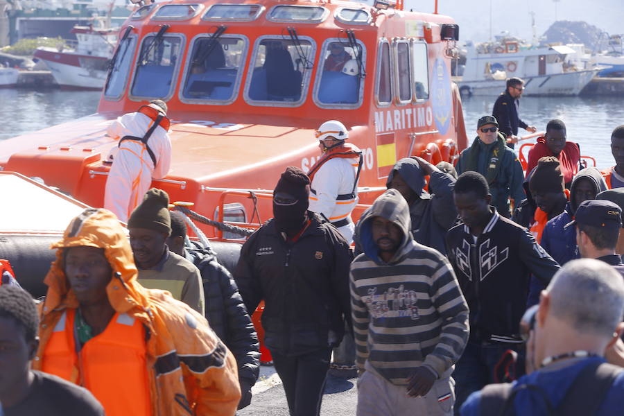 Salvamento Marítimo ha rescatado a 34 personas que viajaban en una patera.