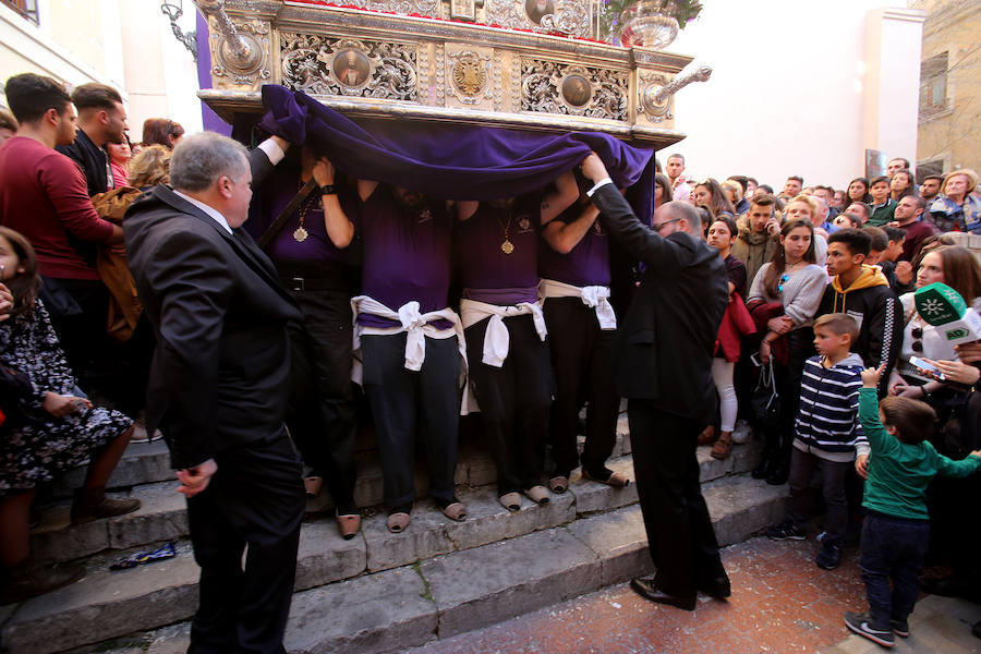 Miles de devotos se agolpan para ver a Nuestro Padre Jesús de la Paciencia y María Santísima de las Penas 